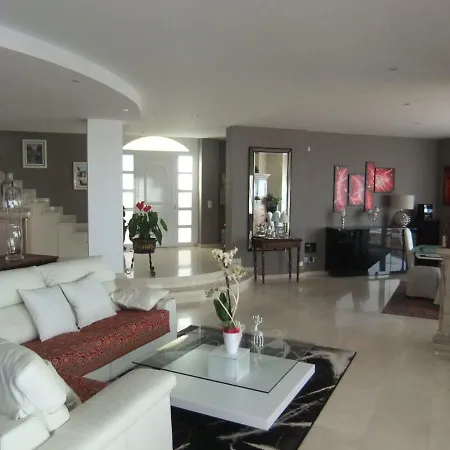 De Luxe Villa *