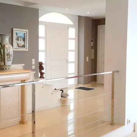 De Luxe Villa *